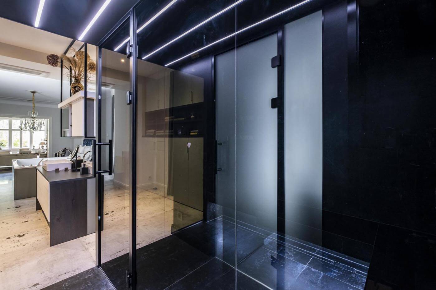 Edles Dampfbad "black in black" 181 Edles Dampfbad für Zuhause mit Glasfront und schwebenden Bänken sowie indirekter Beleuchtung mit Farbwechsel