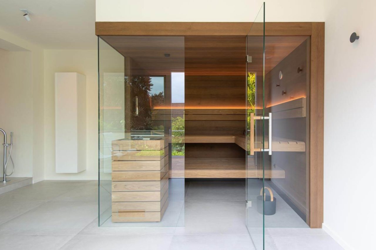 Ecksauna Glasfront 13 Wohnliche Ecksauna mit Glasecke in Thermo-Eiche mit teils schwebenden Bänken und Rückenlehnenbeleuchtung