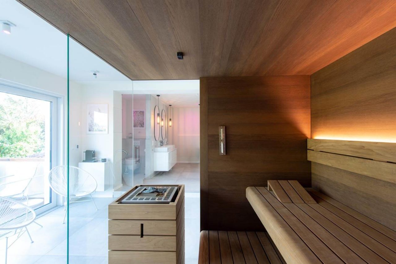 Sauna Ideen für Zuhause | 20 Top Projekte 14 Wohnliche Ecksauna mit Glasecke in Thermo-Eiche mit teils schwebenden Bänken und Rückenlehnenbeleuchtung. Top Idee für eine Sauna für Zuhause. Maßanfertigung als Sauna nach Maß.