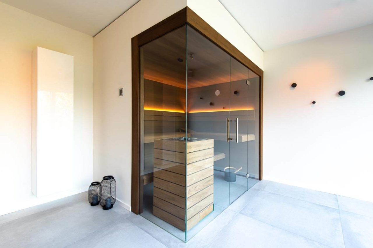 Wohnliche Ecksauna mit Glasecke 9 Wohnliche Ecksauna mit Glasecke in Thermo-Eiche mit teils schwebenden Bänken und Rückenlehnenbeleuchtung