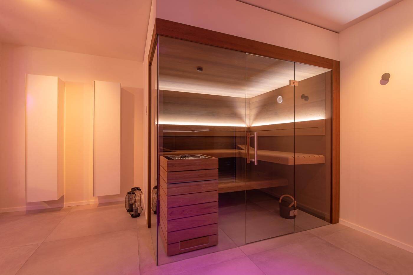 Wohnliche Ecksauna mit Glasecke 22 Wohnliche Ecksauna mit Glasecke in Thermo-Eiche mit teils schwebenden Bänken und Rückenlehnenbeleuchtung