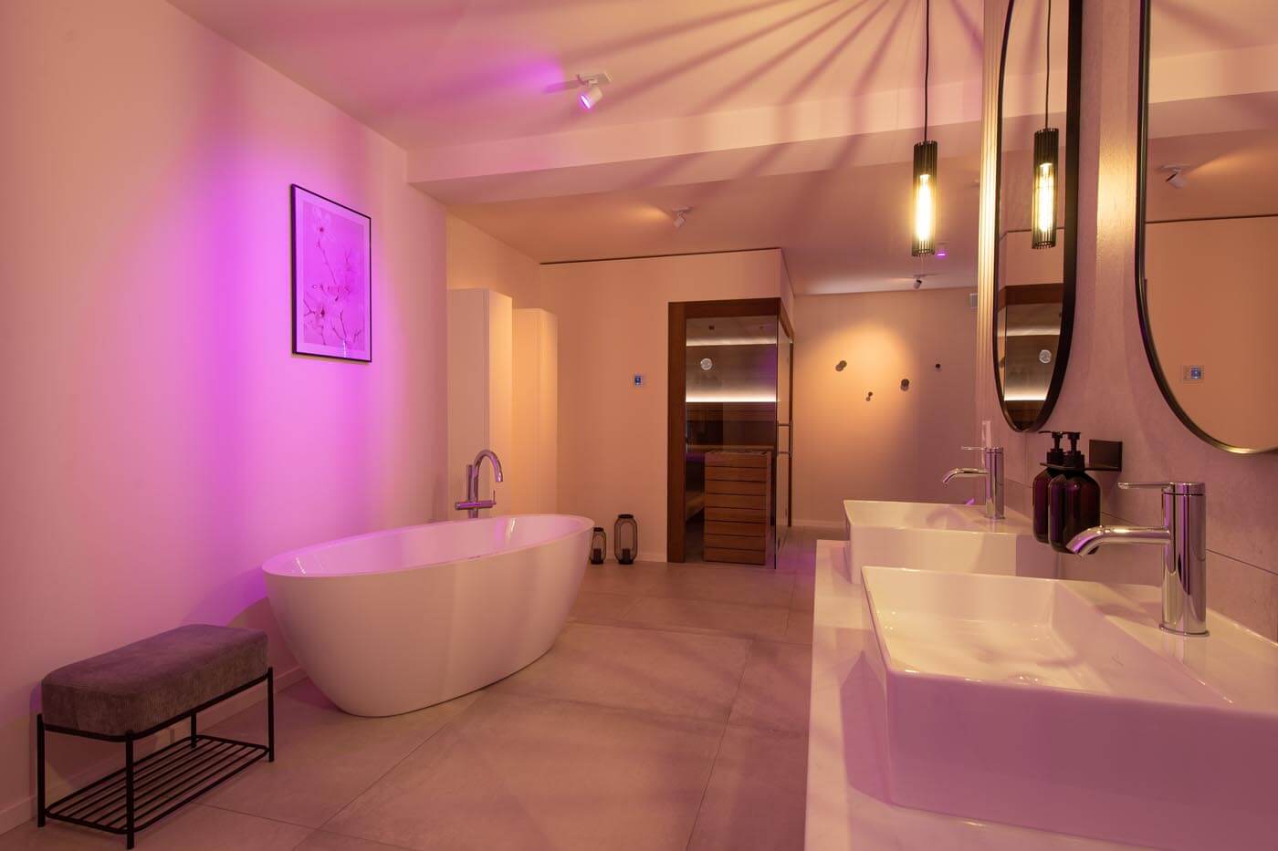 Wohnliche Ecksauna mit Glasecke 21 Wohnliche Ecksauna mit Glasecke in Thermo-Eiche mit teils schwebenden Bänken und Rückenlehnenbeleuchtung