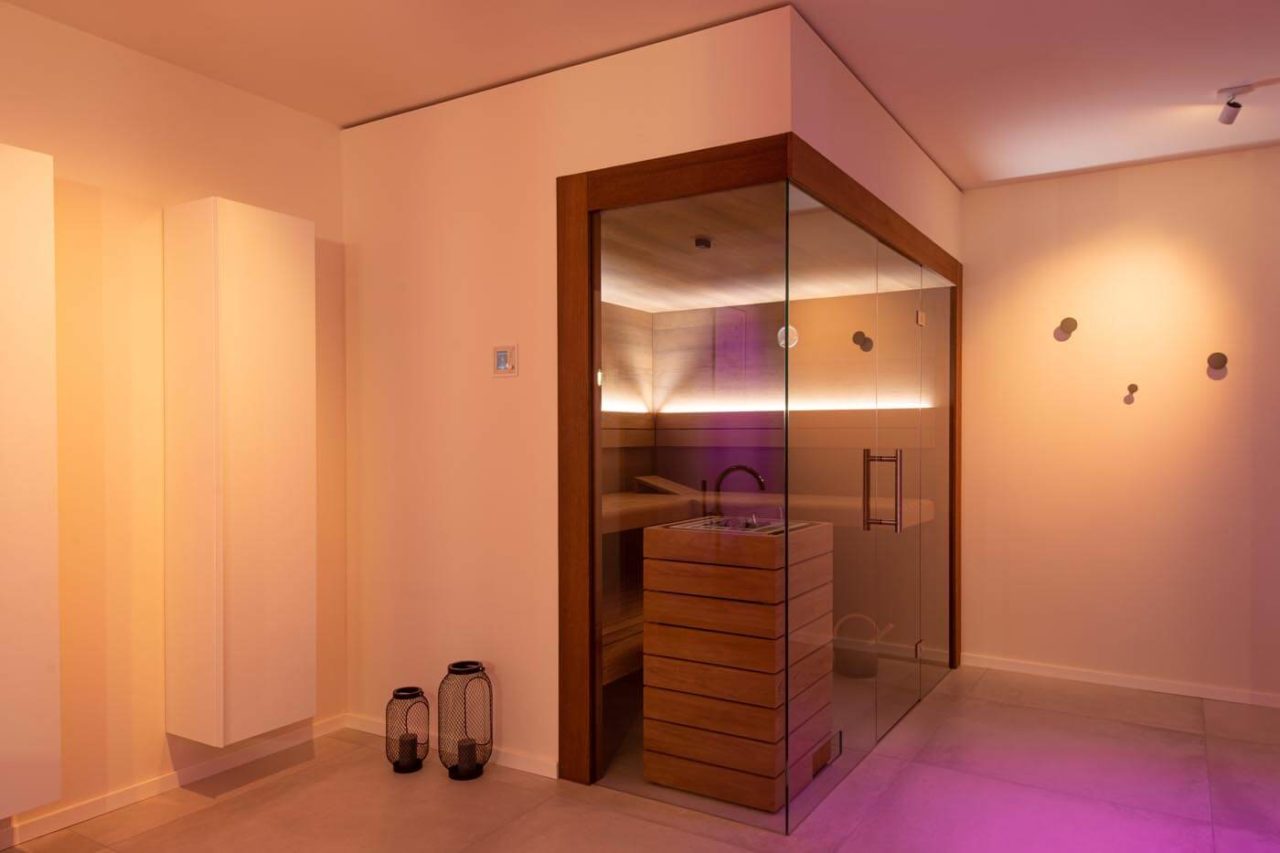 Wohnliche Ecksauna mit Glasecke 8 Wohnliche Ecksauna mit Glasecke in Thermo-Eiche mit teils schwebenden Bänken und Rückenlehnenbeleuchtung