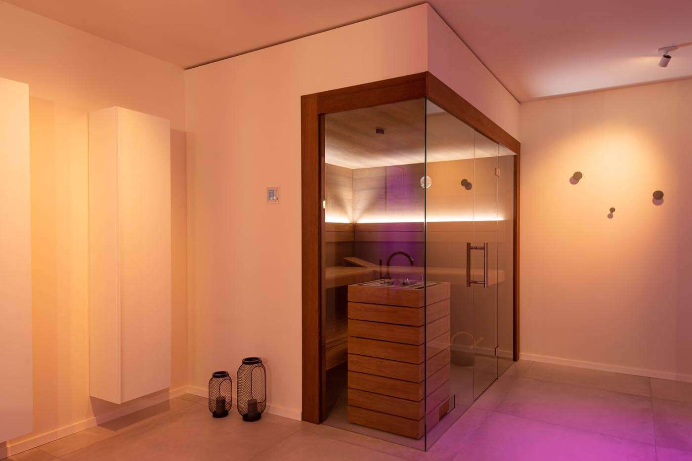 Wohnliche Ecksauna mit Glasecke 25 Wohnliche Ecksauna mit Glasecke in Thermo-Eiche mit teils schwebenden Bänken und Rückenlehnenbeleuchtung