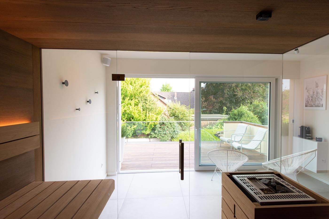 Wohnliche Ecksauna mit Glasecke 24 Wohnliche Ecksauna mit Glasecke in Thermo-Eiche mit teils schwebenden Bänken und Rückenlehnenbeleuchtung