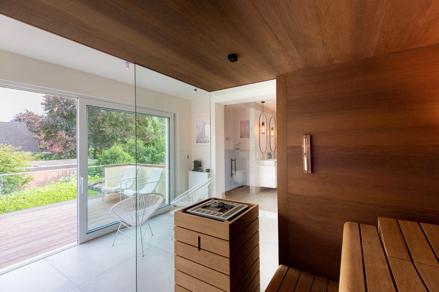 Wohnliche Ecksauna mit Glasecke 23 Wohnliche Ecksauna mit Glasecke in Thermo-Eiche mit teils schwebenden Bänken und Rückenlehnenbeleuchtung