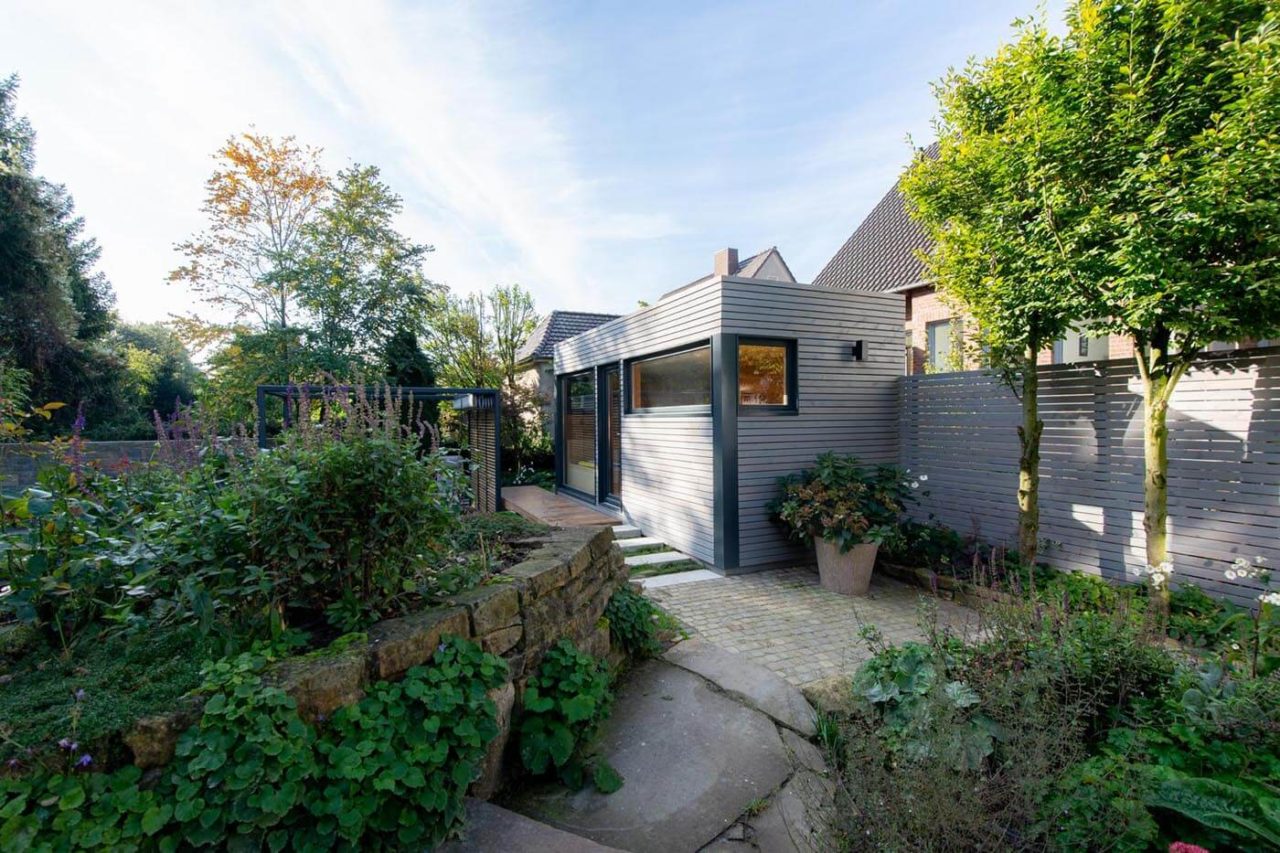 Moderne Gartensauna mit viel Glas 130 Moderne Außensauna nach Maß im Garten mit Teilverglasung und Ruheraum. Außenverkleidung in Rhombus-Profilholz.