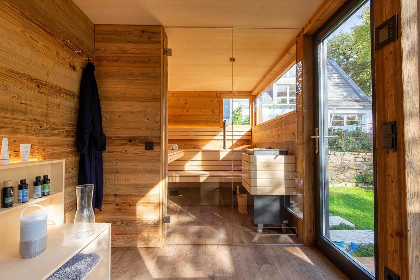 Moderne Gartensauna mit viel Glas 142 v