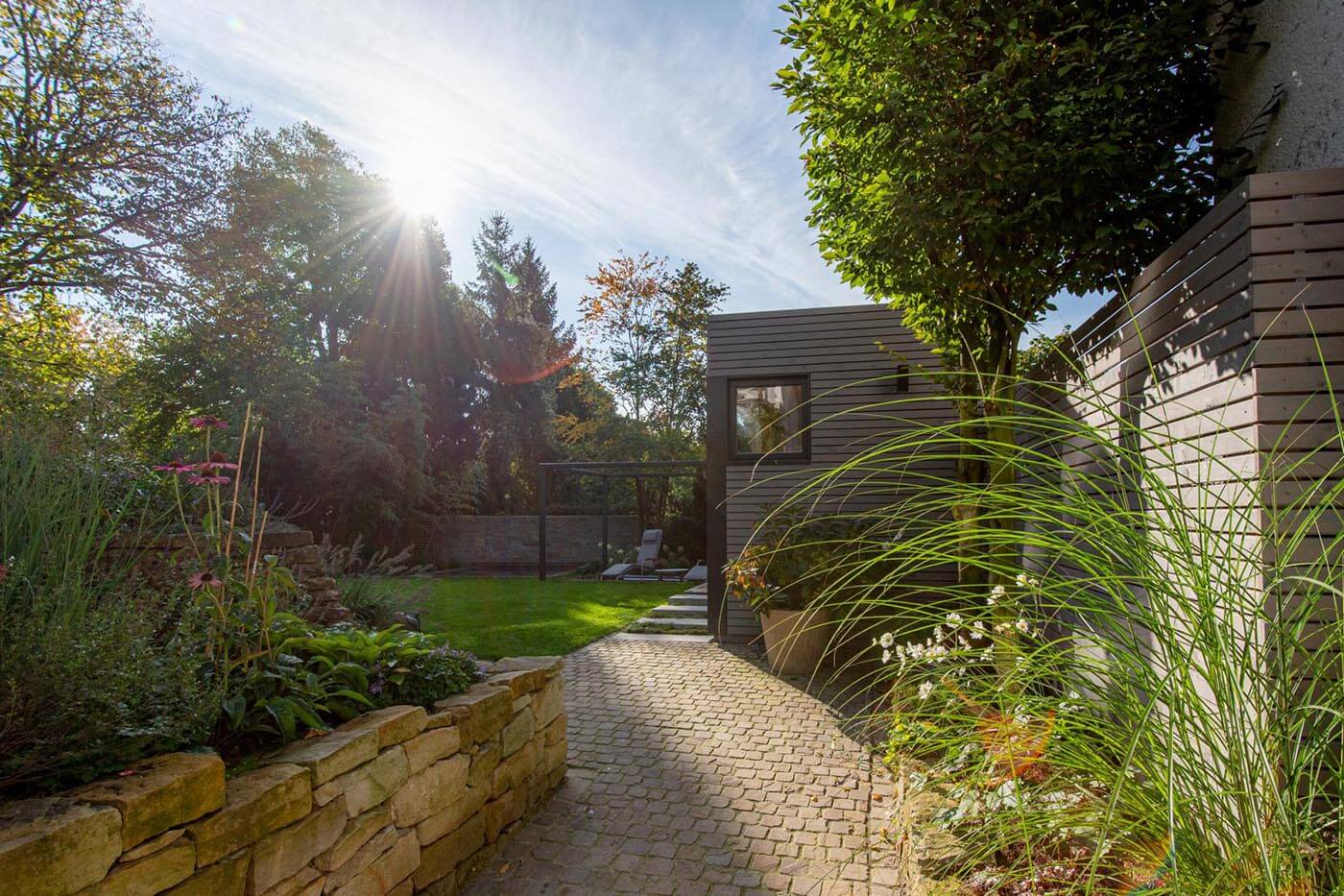 Moderne Gartensauna mit viel Glas 149 Moderne Außensauna nach Maß im Garten mit Teilverglasung und Ruheraum. Außenverkleidung in Rhombus-Profilholz.
