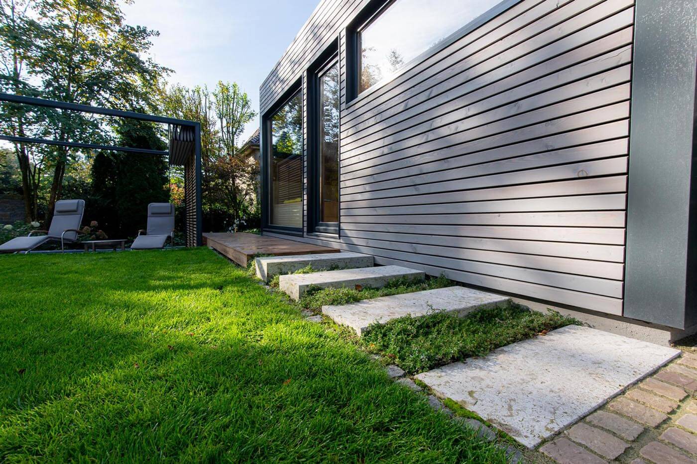 Moderne Gartensauna mit viel Glas 148 Moderne Außensauna nach Maß im Garten mit Teilverglasung und Ruheraum. Außenverkleidung in Rhombus-Profilholz.