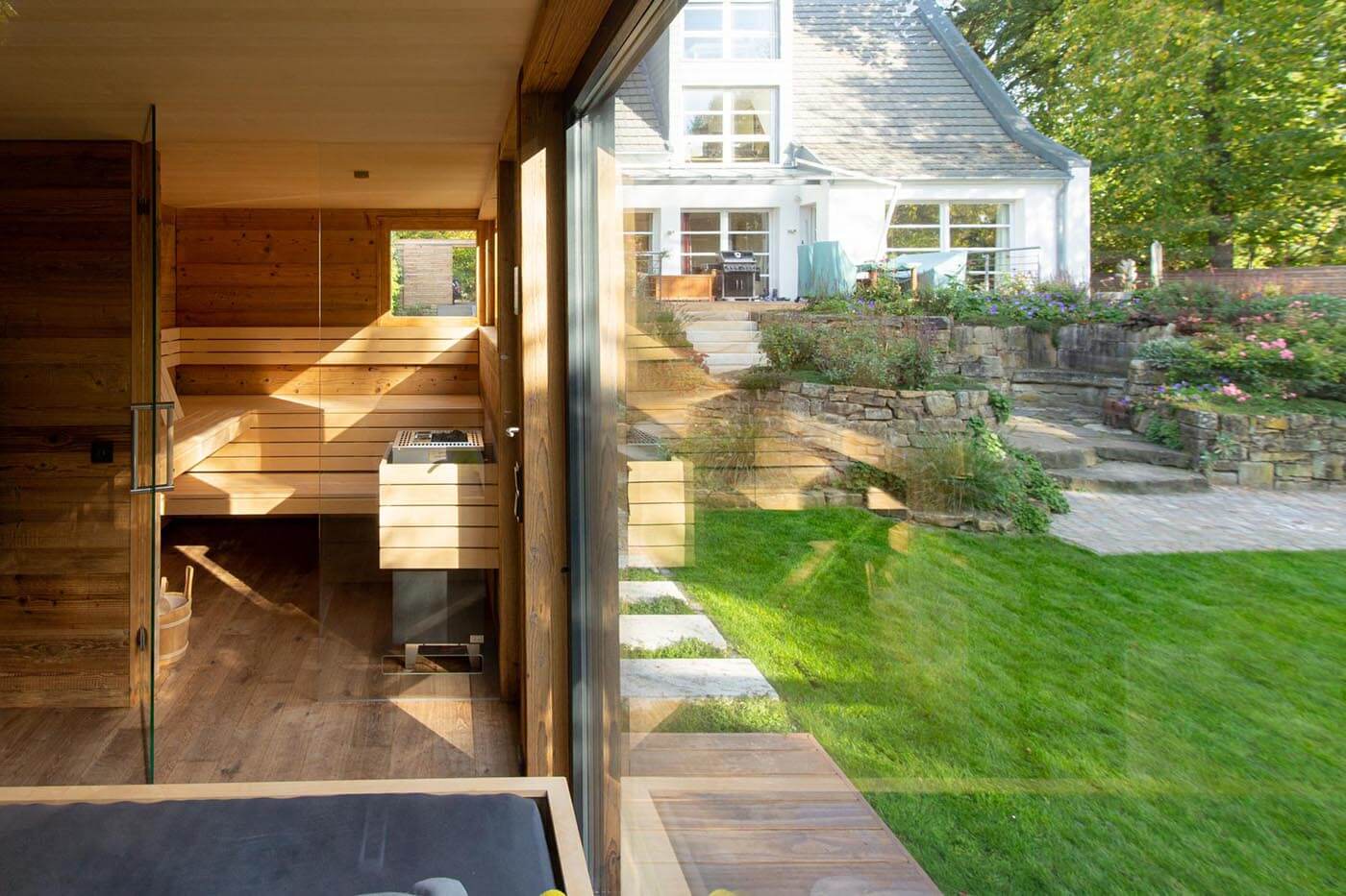 Moderne Gartensauna mit viel Glas 147 Moderne Außensauna nach Maß im Garten mit Teilverglasung und Ruheraum. Außenverkleidung in Rhombus-Profilholz.