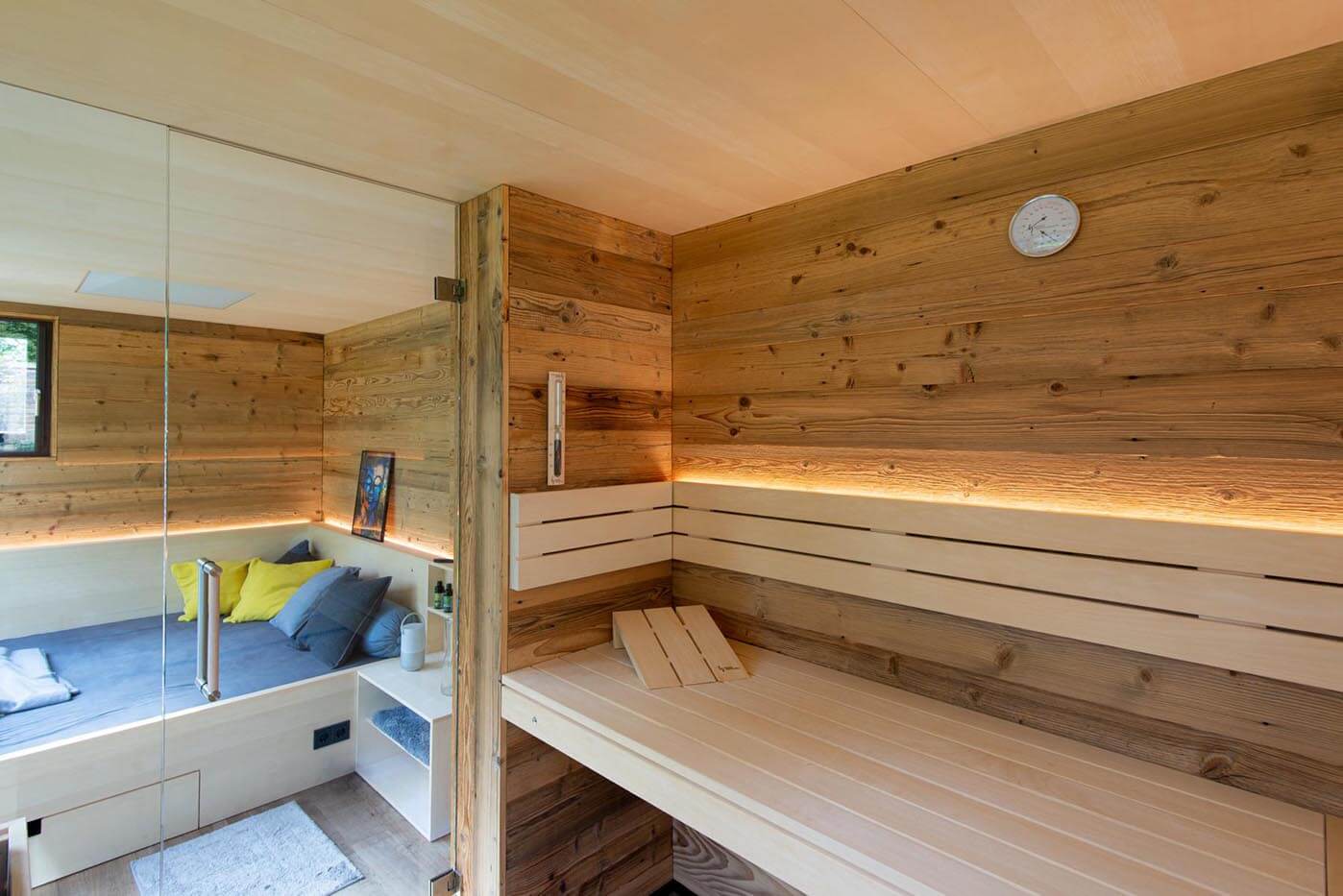 Moderne Gartensauna mit viel Glas 144 Moderne Außensauna nach Maß im Garten mit Teilverglasung und Ruheraum. Außenverkleidung in Rhombus-Profilholz.