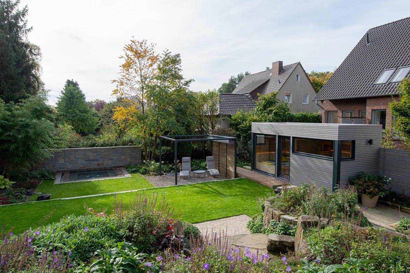 Moderne Gartensauna mit viel Glas 153 Moderne Außensauna nach Maß im Garten mit Teilverglasung und Ruheraum. Außenverkleidung in Rhombus-Profilholz.