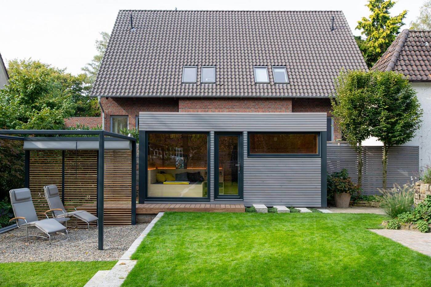 Moderne Gartensauna mit viel Glas 141 Moderne Außensauna nach Maß im Garten mit Teilverglasung und Ruheraum. Außenverkleidung in Rhombus-Profilholz.