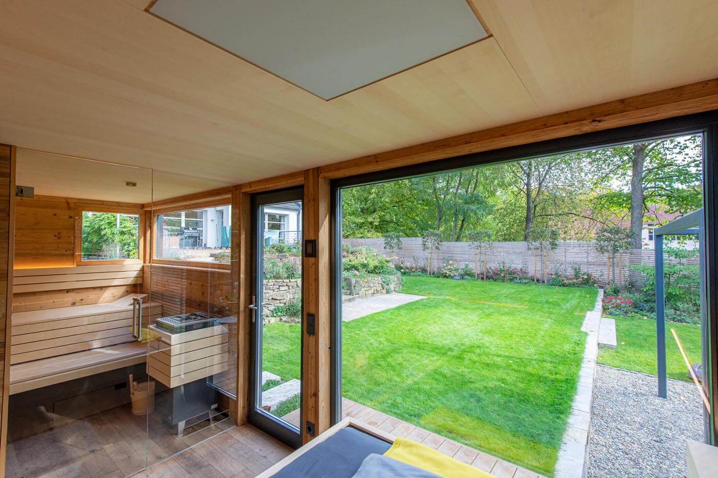 Moderne Gartensauna mit viel Glas 151 Moderne Außensauna nach Maß im Garten mit Teilverglasung und Ruheraum. Außenverkleidung in Rhombus-Profilholz.