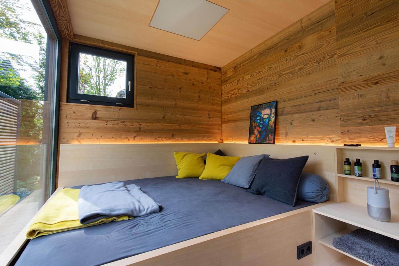 Moderne Gartensauna mit viel Glas 146 Moderne Außensauna nach Maß im Garten mit Teilverglasung und Ruheraum. Außenverkleidung in Rhombus-Profilholz.