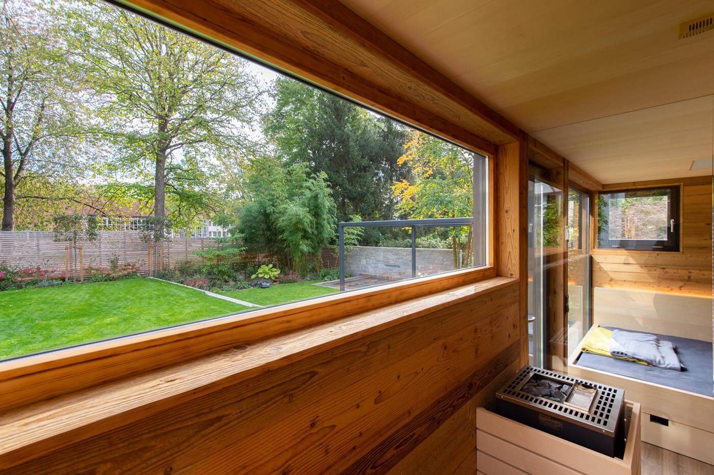 Moderne Gartensauna mit viel Glas 152 Moderne Außensauna nach Maß im Garten mit Teilverglasung und Ruheraum. Außenverkleidung in Rhombus-Profilholz.