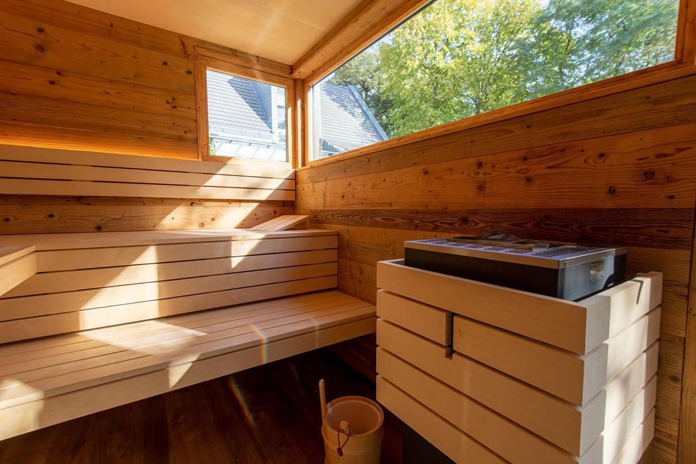 Moderne Gartensauna mit viel Glas 150 Moderne Außensauna nach Maß im Garten mit Teilverglasung und Ruheraum. Außenverkleidung in Rhombus-Profilholz.