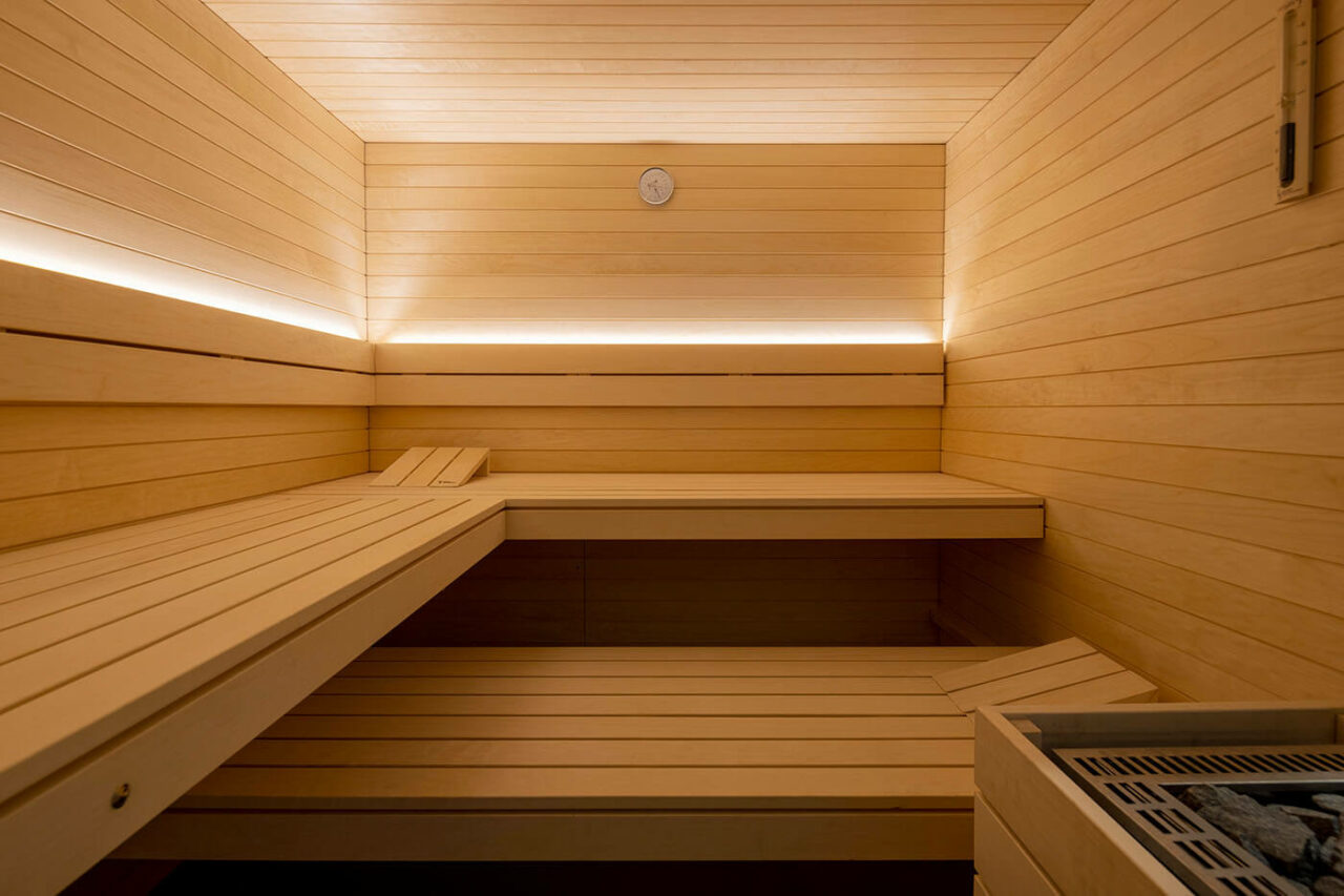 Sauna in Gartenhaus einbauen: 8 wichtige Tipps 7 Helle Design Sauna mit indirekter LED Beleuchtung und großzügiger Glasecke. Voll integrierte Einbausauna nach Maß.