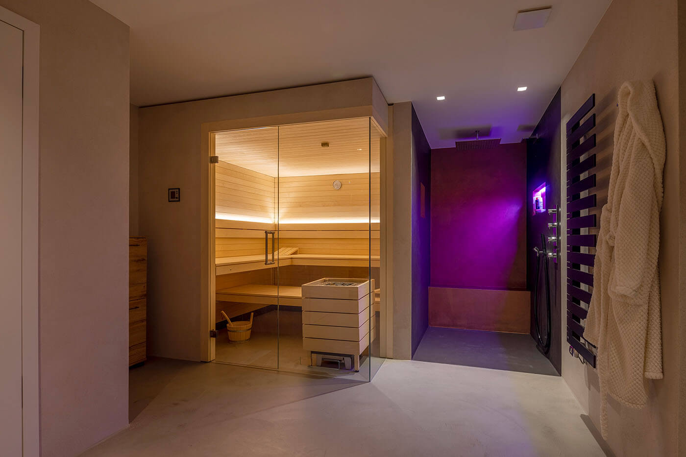 Saunaholz: Espe | gerade Kante 106 Helle Design Sauna mit indirekter LED Beleuchtung und großzügiger Glasecke. Voll integrierte Einbausauna nach Maß.