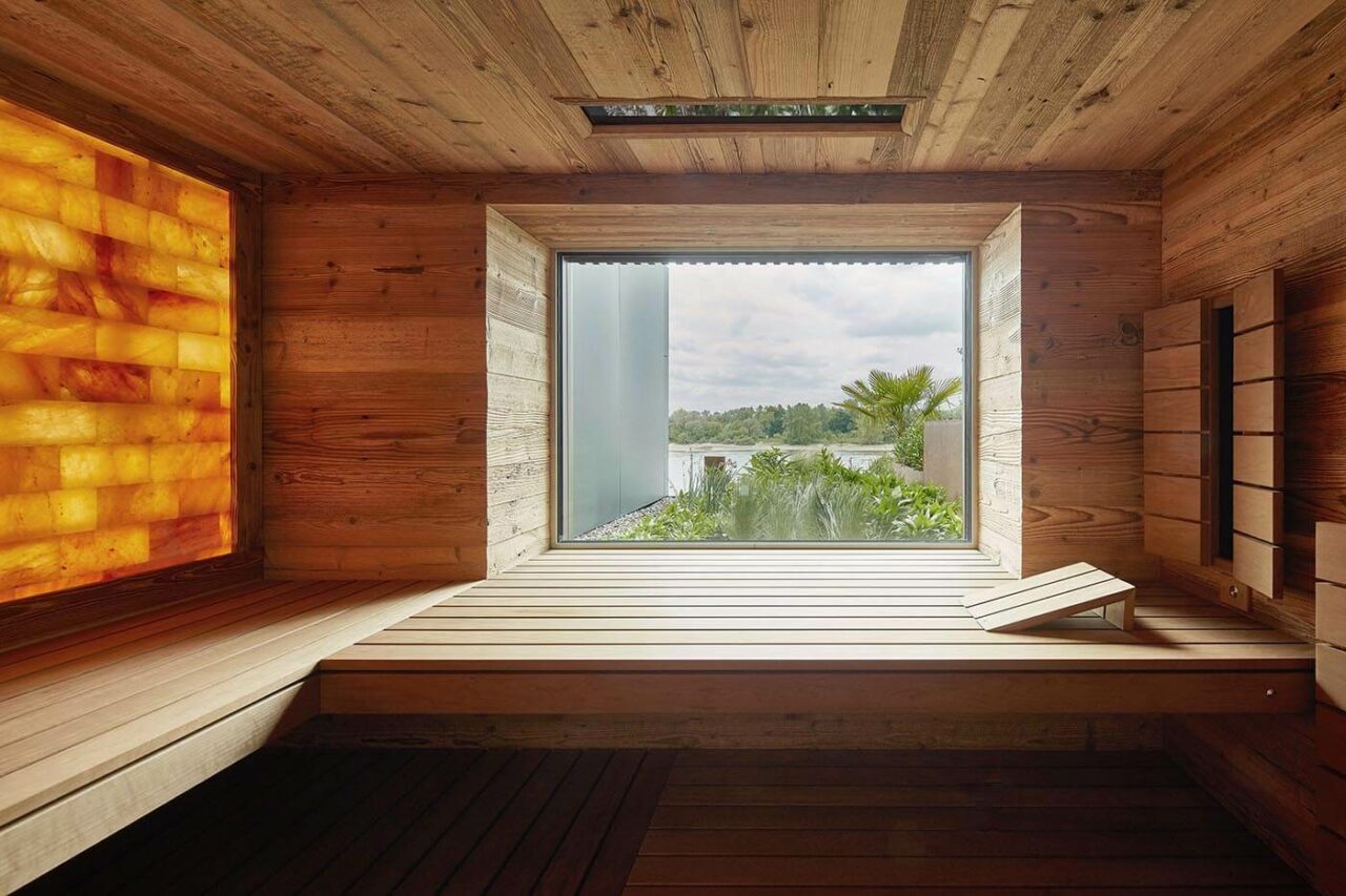 Reclaimed wood sauna with salt stone wall 2 Altholz Sauna mit hellem Altholz und hinterleuchteter Salzsteinwand sowie integriertem Fenster