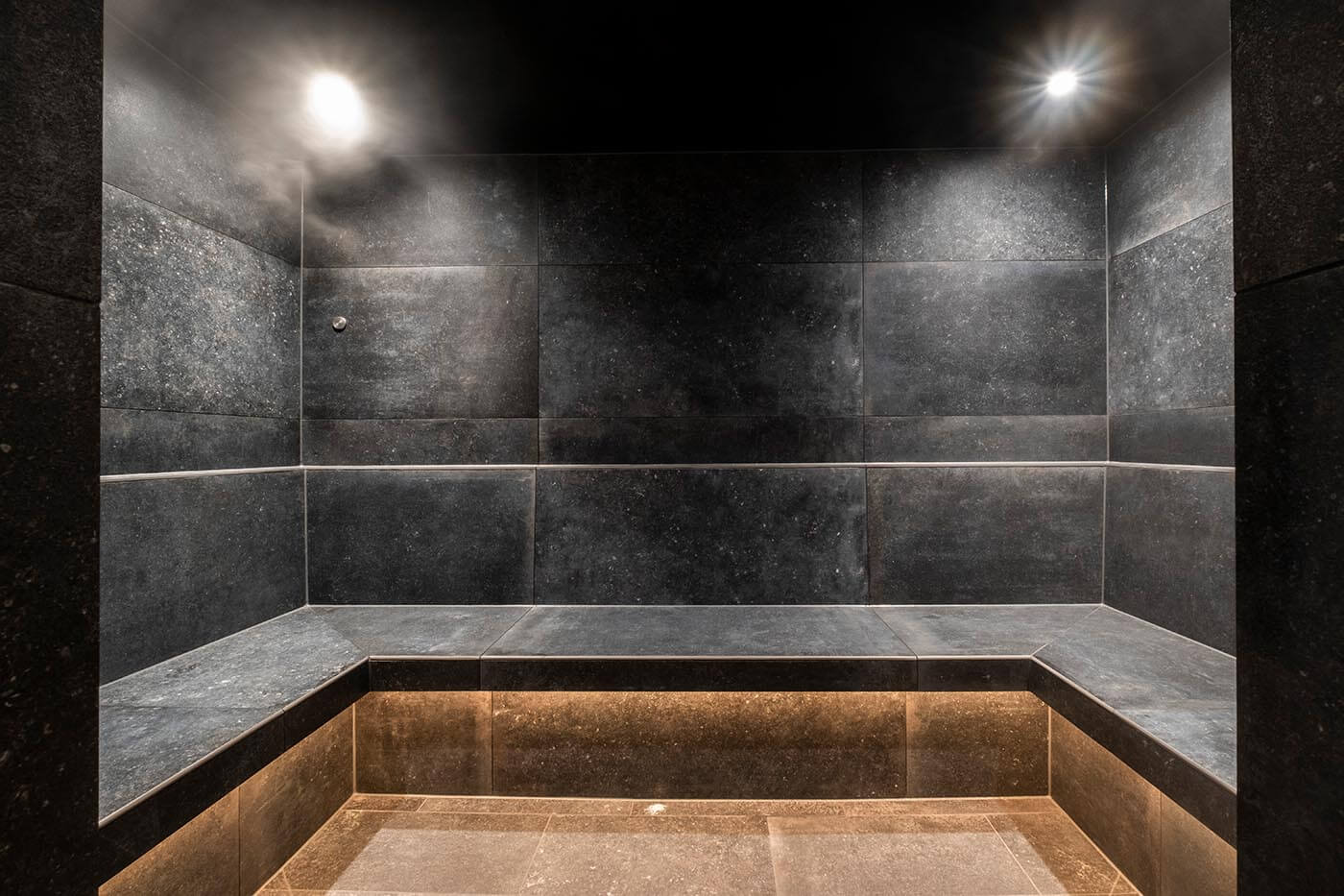 Hotel Saunabau | Breitenburg 32 Hotelsauna und Private Spa im Hotel Breitenburg mit finnischer Sauna, Biosauna, Dampfbad, Wärmebänken und Fußbecken. Planung und Bau durch corso sauna manufaktur.