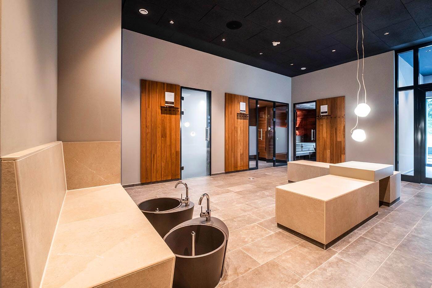 Hotel Saunabau | Breitenburg 43 Hotel Saunabau Wellnessbereich im Hotel Breitenburg mit Wärmebänken und Fußbecken sowie Saunen, Private Spa und Dampfbad