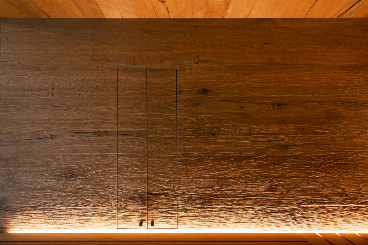 Garagen-Metamorphose: Ecksauna mit Glasfront. 188 verdeckter Infrarotstrahler in der Ecksauna in Eiche und Thermo-Espe mit zweiseitiger Verglasung, schwebenden Bänken, Hinterwandofen