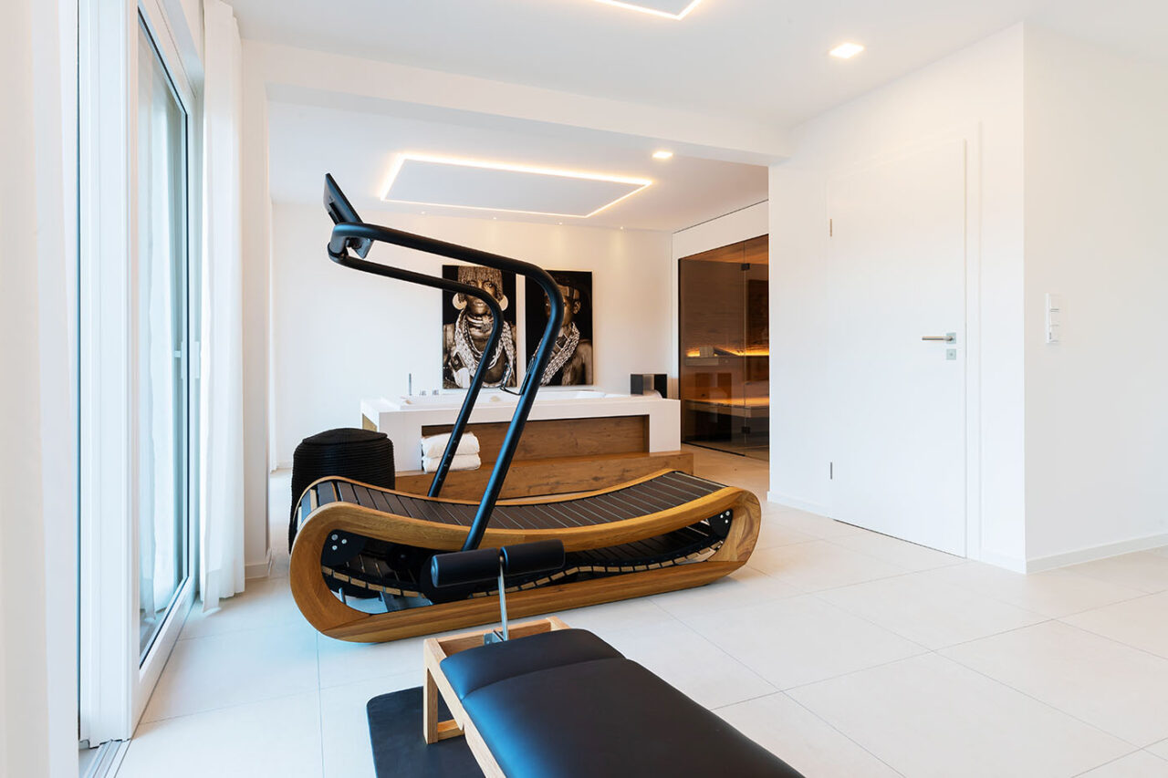 Garagen-Metamorphose: Ecksauna mit Glasfront. 186 Ecksauna in Eiche und Thermo-Espe mit zweiseitiger Verglasung, schwebenden Bänken, Hinterwandofen und verdeckt eingebautem Infrarot Strahler