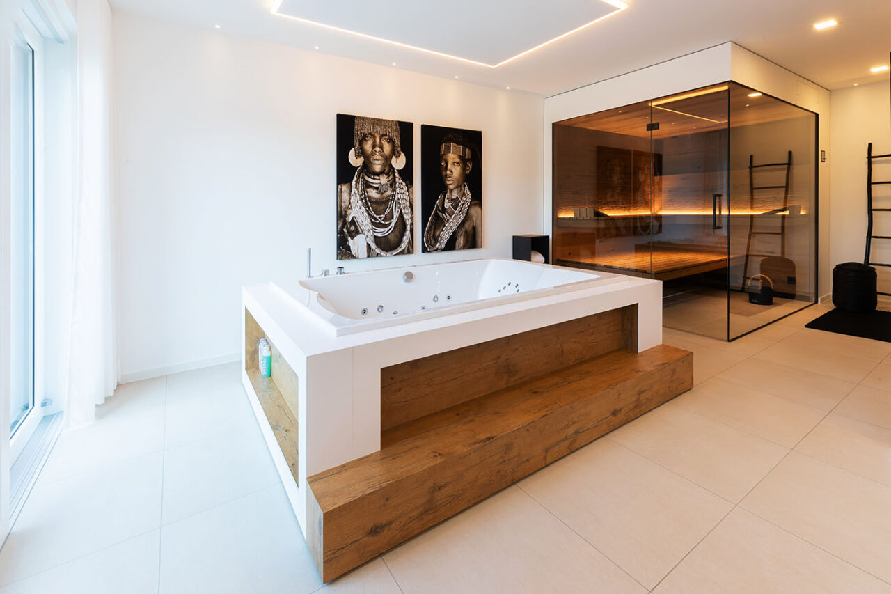 Garagen-Metamorphose: Ecksauna mit Glasfront. 187 Ecksauna in Eiche und Thermo-Espe mit zweiseitiger Verglasung, schwebenden Bänken, Hinterwandofen und verdeckt eingebautem Infrarot Strahler