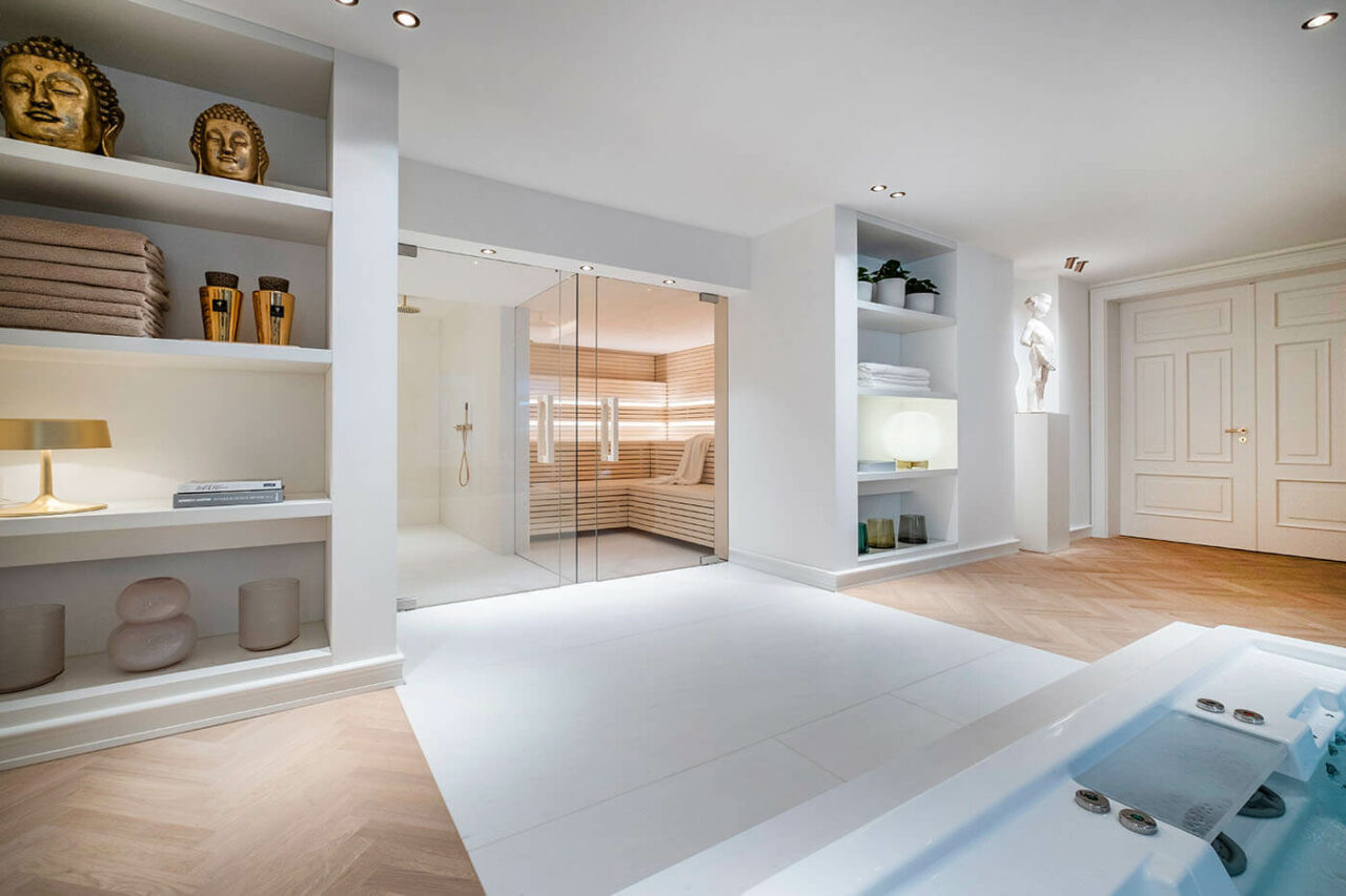 Sauna design lumineux avec poêle derrière banquettes 9 Design Sauna im Bauhausstil mit Hinterwandofen. Saunaholz: helle Espe in Stäbchenoptik. Große Glasfront, LED Beleuchtung, Hinterwandofen.