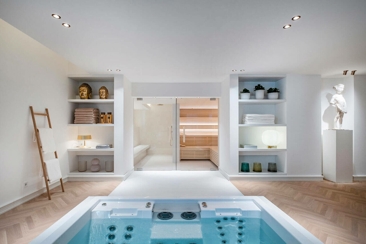 Sauna design lumineux avec poêle derrière banquettes 7 Design Sauna im Bauhausstil mit Hinterwandofen. Saunaholz: helle Espe in Stäbchenoptik. Große Glasfront, LED Beleuchtung, Hinterwandofen.