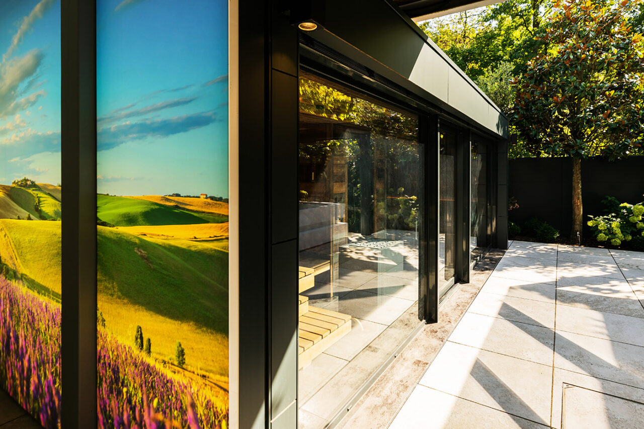 Luxus Außensauna in Altholz 90 Hochwertige Außensauna mit Ruheraum, Dusche und Sauna aus Altholz. Maßanfertigung der corso sauna manufaktur.
