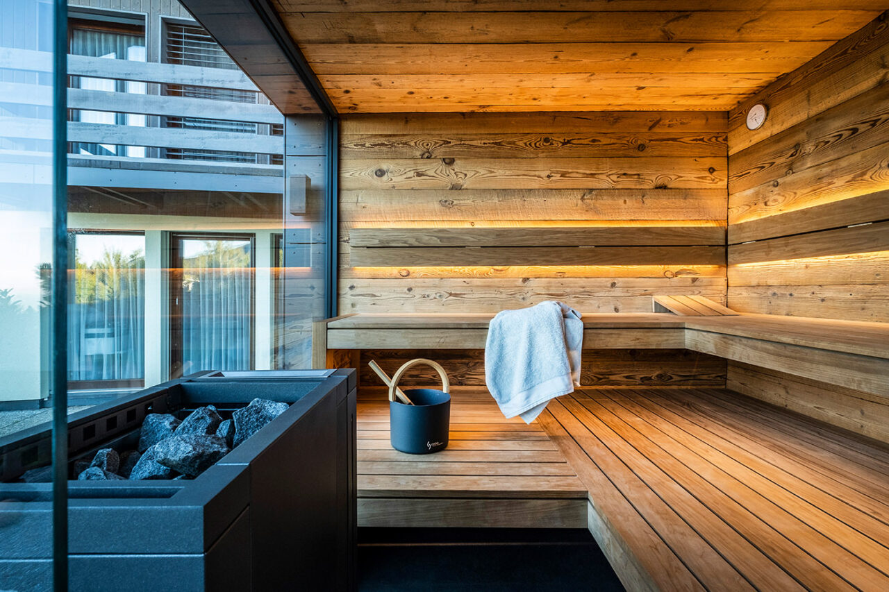 Moderne Außensauna mit Glasfront 38 Hochwertige Außensauna mit Ruheraum, Dusche und Sauna aus Altholz. Maßanfertigung der corso sauna manufaktur.