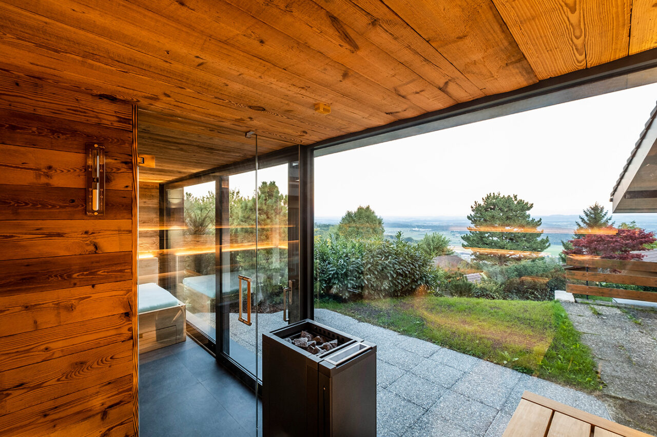 Moderne Außensauna mit Glasfront 37 Hochwertige Außensauna mit Ruheraum, Dusche und Sauna aus Altholz. Maßanfertigung der corso sauna manufaktur.