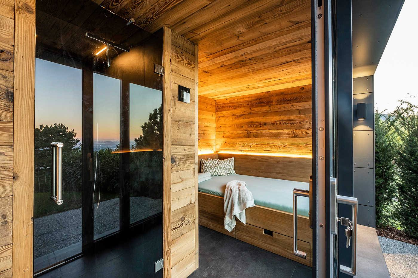 Moderne Außensauna mit Glasfront 63 Hochwertige Außensauna mit Ruheraum, Dusche und Sauna aus Altholz. Maßanfertigung der corso sauna manufaktur.