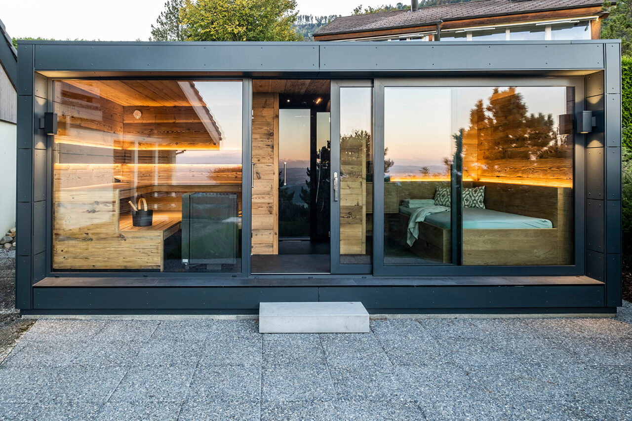 Moderne Außensauna mit Glasfront 46 Hochwertige Außensauna mit Ruheraum, Dusche und Sauna aus Altholz. Maßanfertigung der corso sauna manufaktur.