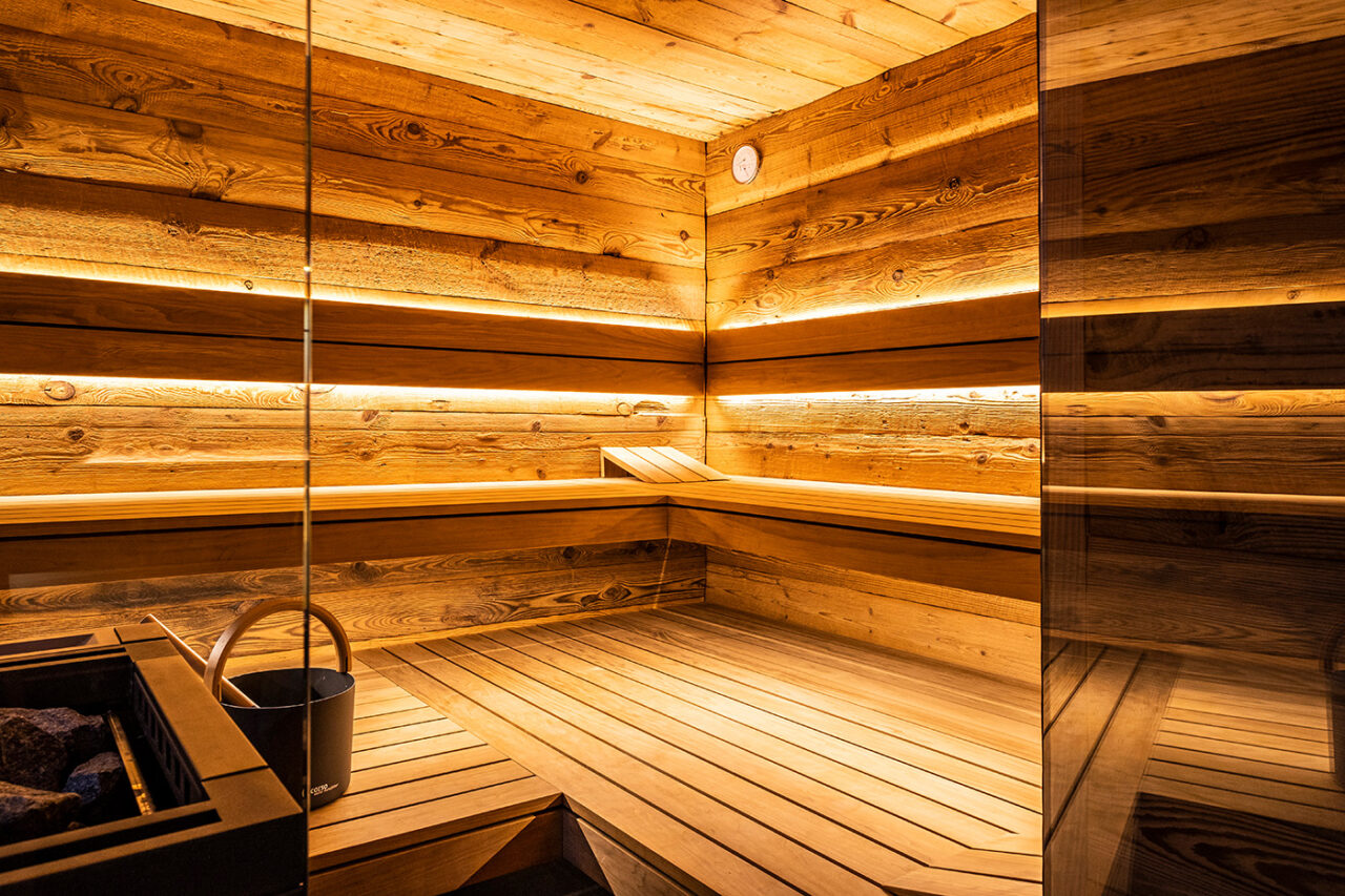 Moderne Außensauna mit Glasfront 45 Hochwertige Außensauna mit Ruheraum, Dusche und Sauna aus Altholz. Maßanfertigung der corso sauna manufaktur.