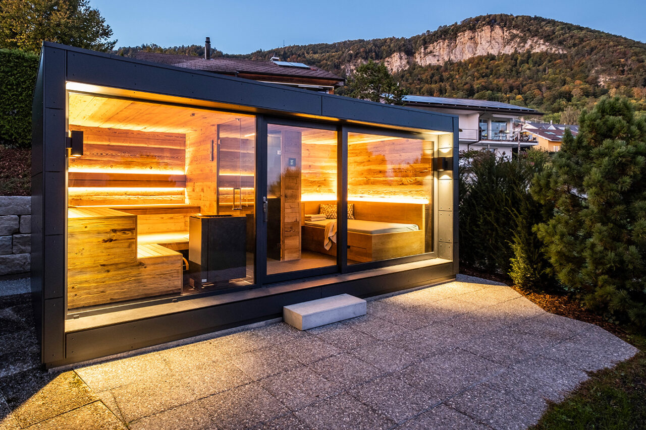 Gartensauna 42 Hochwertige Außensauna mit Ruheraum, Dusche und Sauna aus Altholz. Maßanfertigung der corso sauna manufaktur.