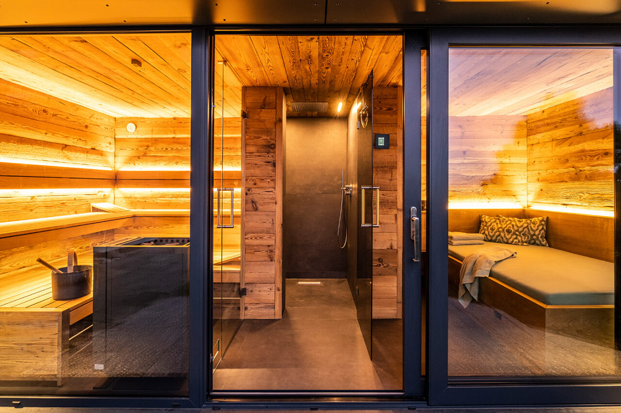 Moderne Außensauna mit Glasfront 40 Hochwertige Außensauna mit Ruheraum, Dusche und Sauna aus Altholz. Maßanfertigung der corso sauna manufaktur.