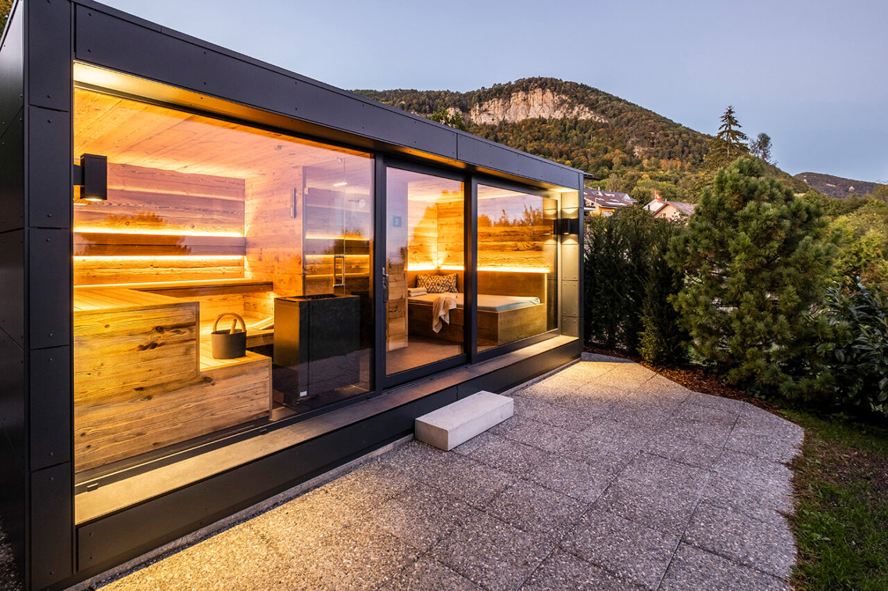 Gartensauna 32 Hochwertige moderne Außensauna mit Glasfront, Ruheraum, Dusche und Sauna aus Altholz. Maßanfertigung der corso sauna manufaktur. Lieferung per Autokran.