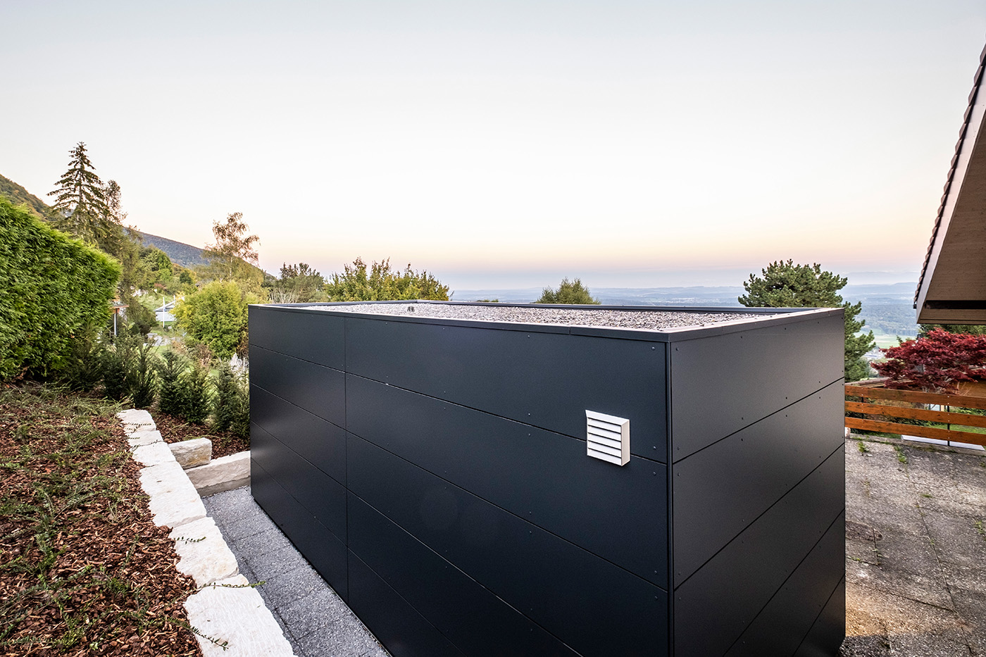 Moderne Außensauna mit Glasfront 69 Hochwertige Außensauna mit Ruheraum, Dusche und Sauna aus Altholz. Maßanfertigung der corso sauna manufaktur.