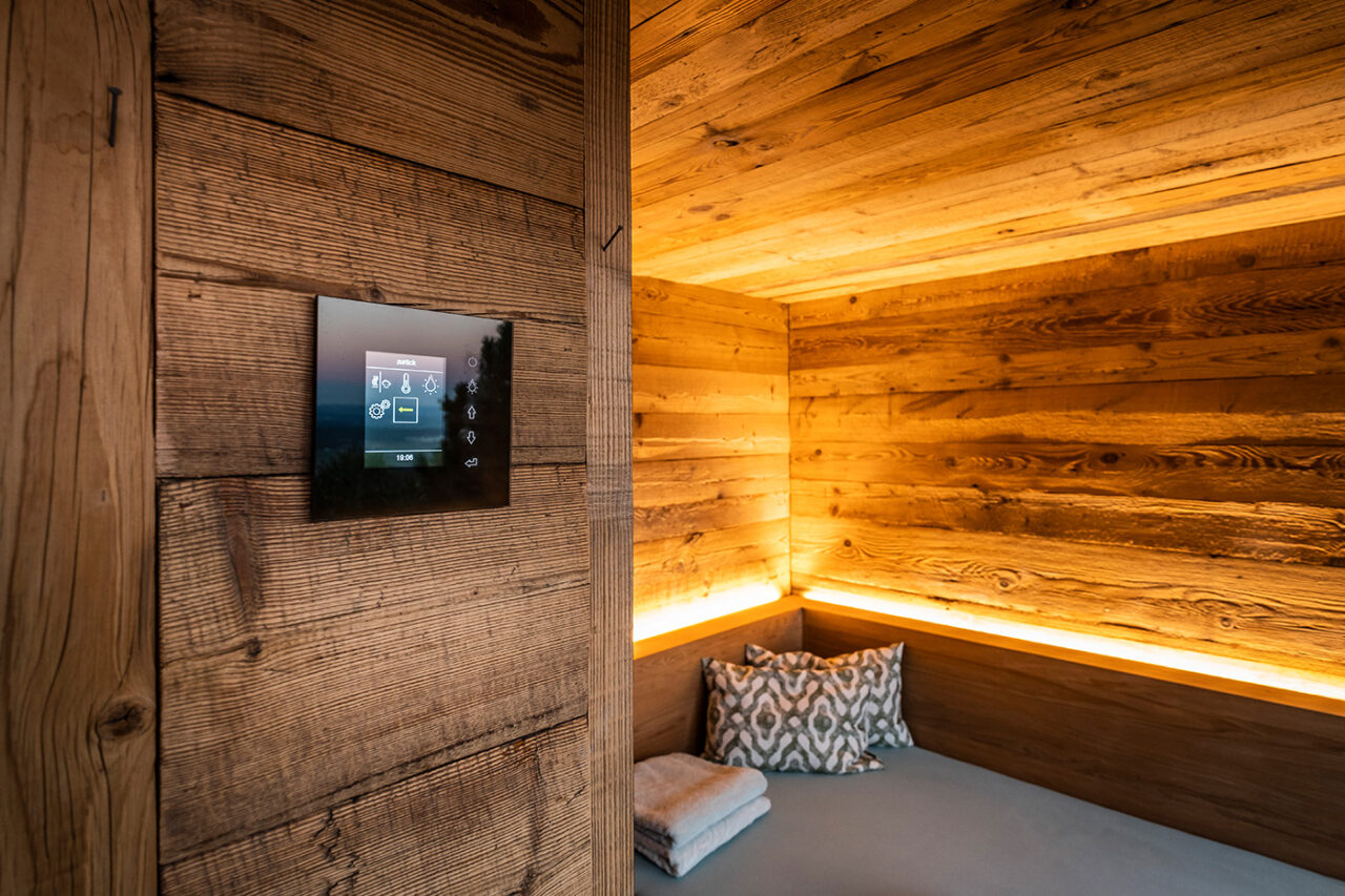 Moderne Außensauna mit Glasfront 41 Hochwertige Außensauna mit Ruheraum, Dusche und Sauna aus Altholz. Maßanfertigung der corso sauna manufaktur.