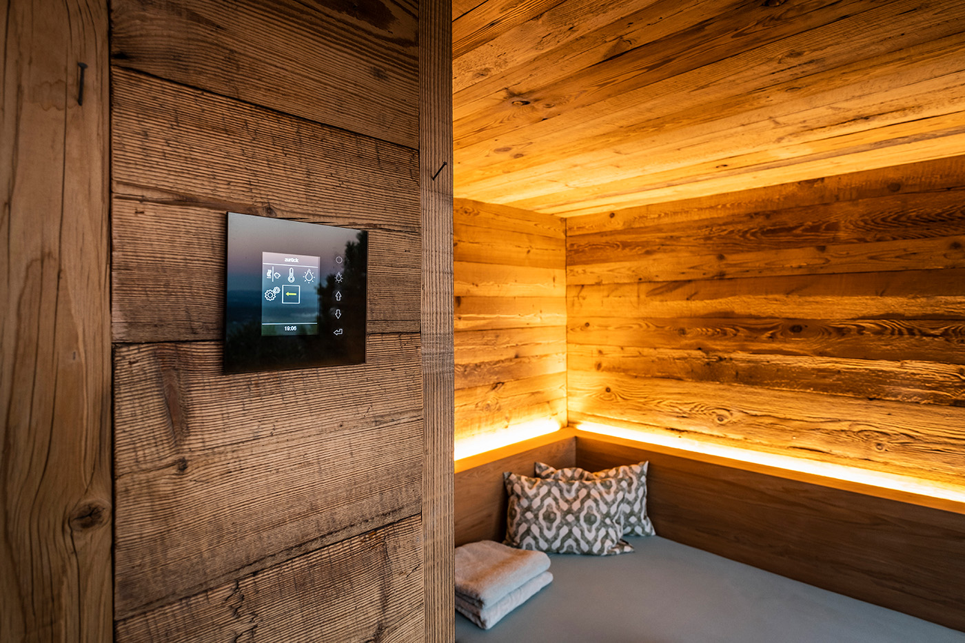 Moderne Außensauna mit Glasfront 66 Hochwertige Außensauna mit Ruheraum, Dusche und Sauna aus Altholz. Maßanfertigung der corso sauna manufaktur.