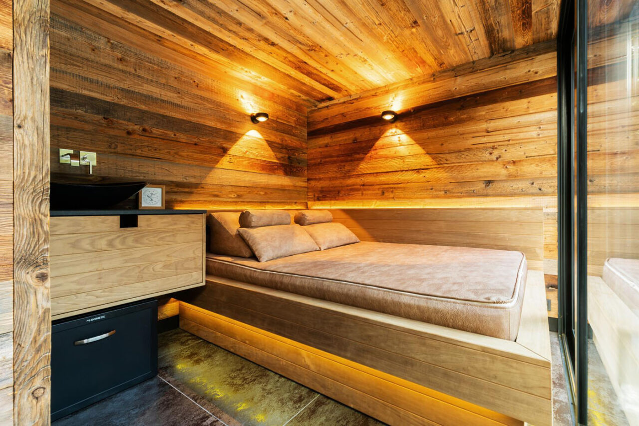 Luxus Außensauna in Altholz 82 Luxus Außensauna: individuell geplante und gebaute Gartensauna in Altholz mit Sauna, Ruheraum mit Wasserbett und Regendusche von Dornbracht sowie Verdunkelung von Warema