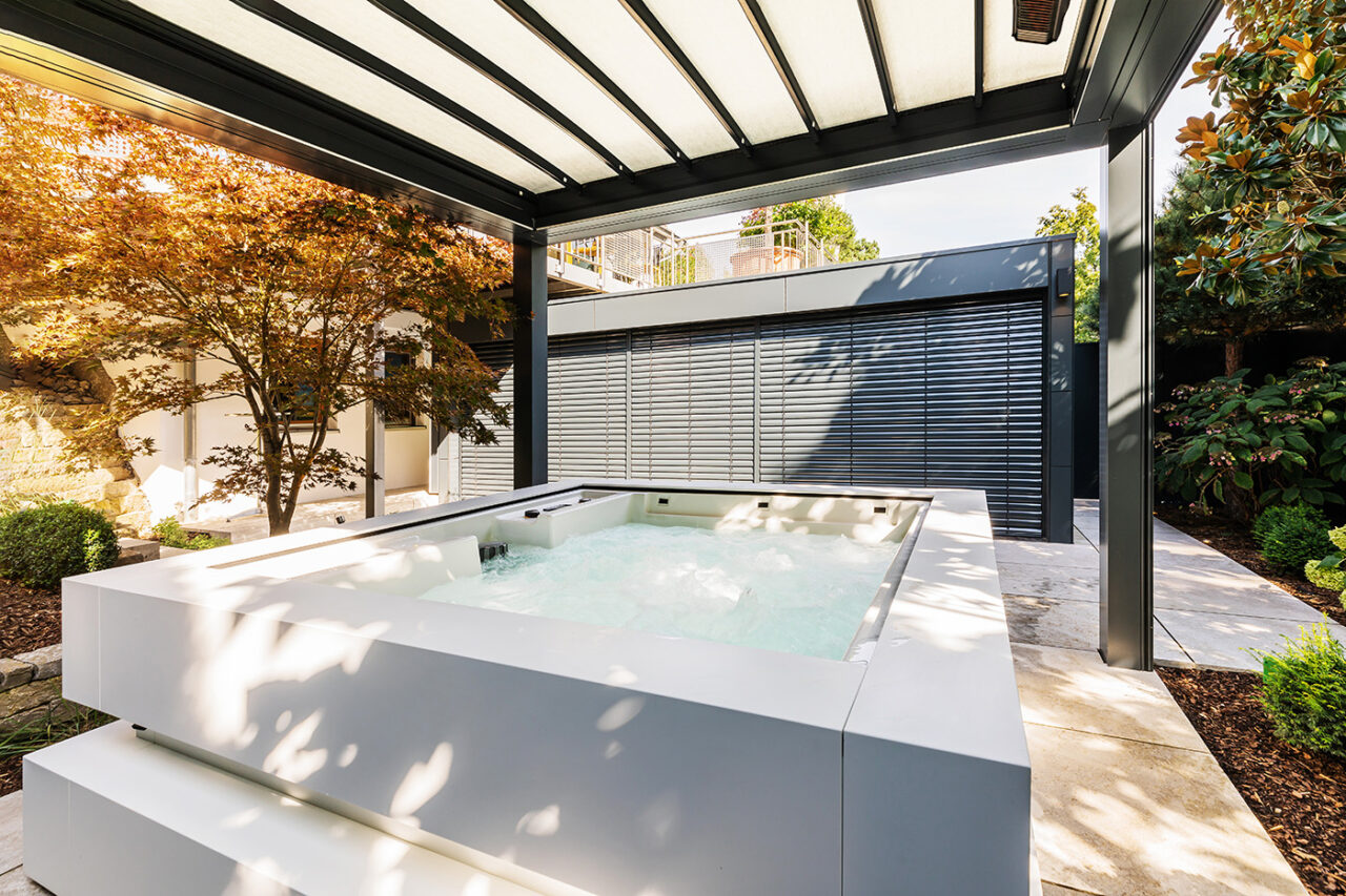 Luxus Außensauna: individuell geplante und gebaute Gartensauna in Altholz mit Sauna, Ruheraum mit Wasserbett und Regendusche von Dornbracht sowie Verdunkelung von Warema