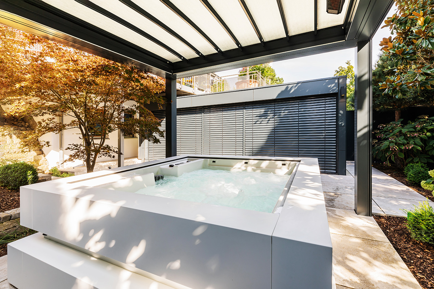 Luxus Außensauna in Altholz 108 Luxus Außensauna: individuell geplante und gebaute Gartensauna in Altholz mit Sauna, Ruheraum mit Wasserbett und Regendusche von Dornbracht sowie Verdunkelung von Warema