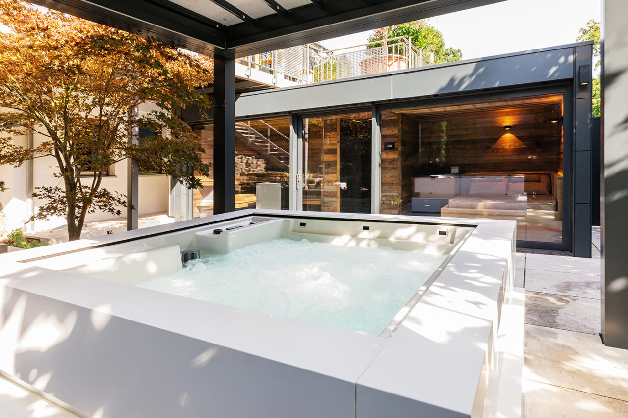 Luxus Außensauna in Altholz 77 Luxus Außensauna: individuell geplante und gebaute Gartensauna in Altholz mit Sauna, Ruheraum mit Wasserbett und Regendusche von Dornbracht