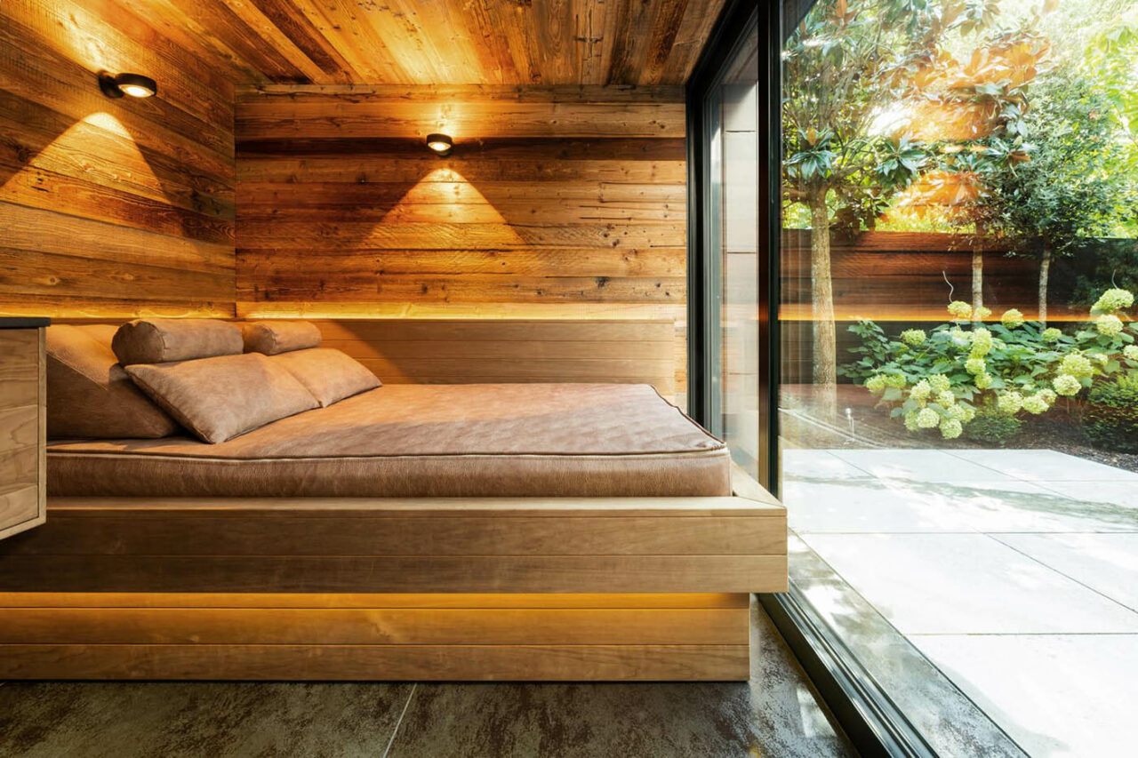 Luxus Außensauna in Altholz 85 Luxus Außensauna: individuell geplante und gebaute Gartensauna in Altholz mit Sauna, Ruheraum mit Wasserbett und Regendusche von Dornbracht sowie Verdunkelung von Warema