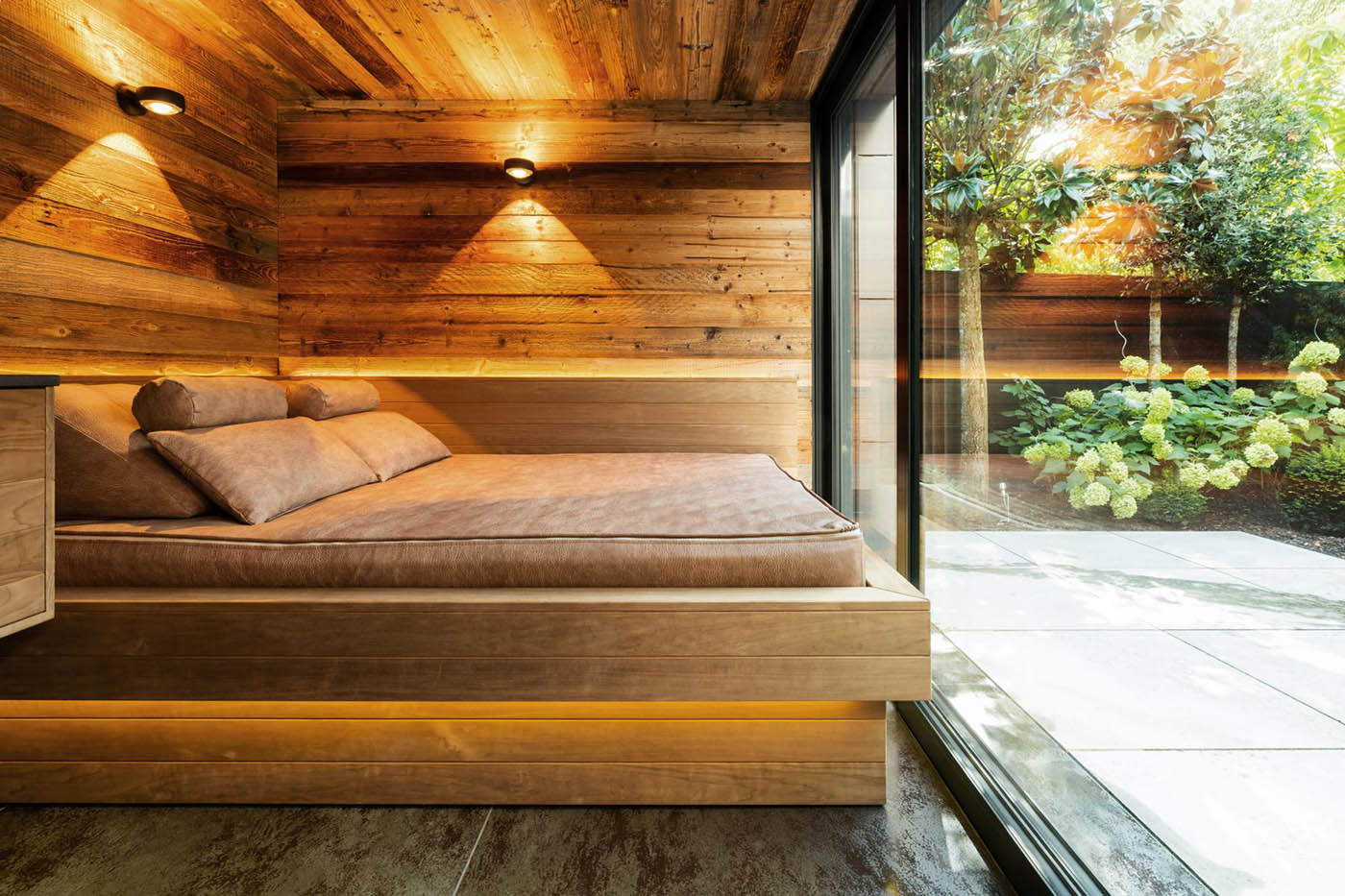 Luxus Außensauna in Altholz 113 Luxus Außensauna: individuell geplante und gebaute Gartensauna in Altholz mit Sauna, Ruheraum mit Wasserbett und Regendusche von Dornbracht sowie Verdunkelung von Warema